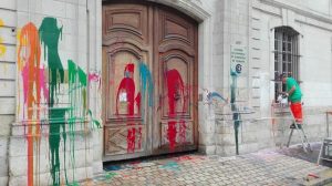 La-facade-de-la-CCI-de-Tours-vandalisee-dans-la-nuit_image_article_large